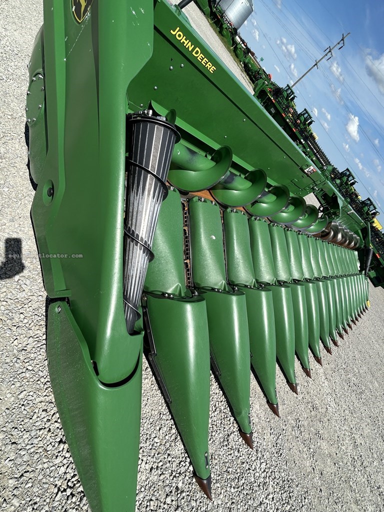 2021 John Deere C18R Image 15