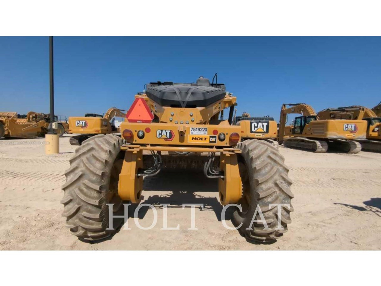2023 Caterpillar RM400 CAB Image 4