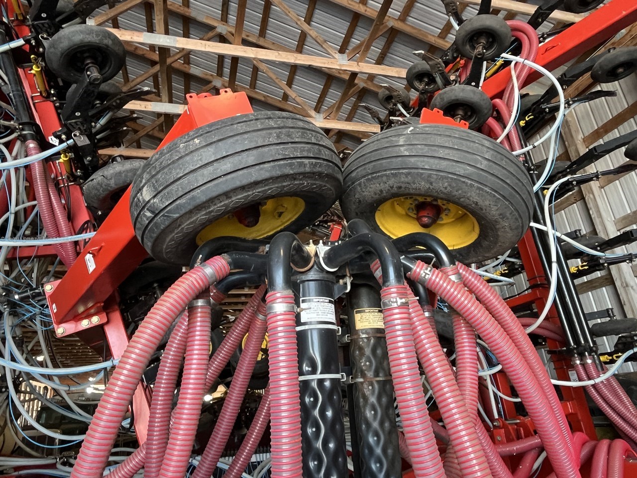 2011 Bourgault 3310 Image 28