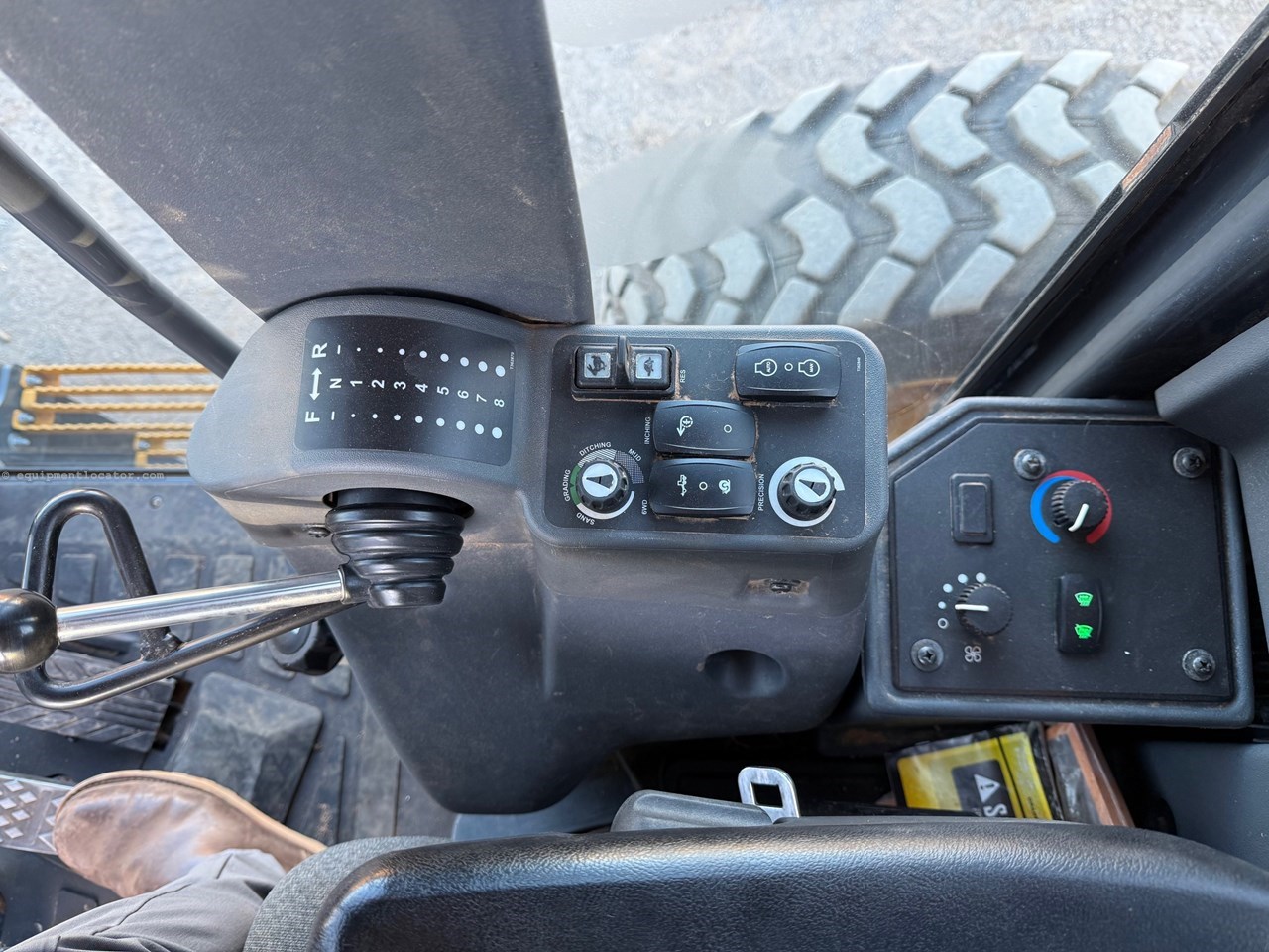 2019 John Deere 672G Image 13