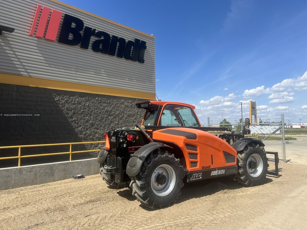 2023 JLG AG832 Image 3