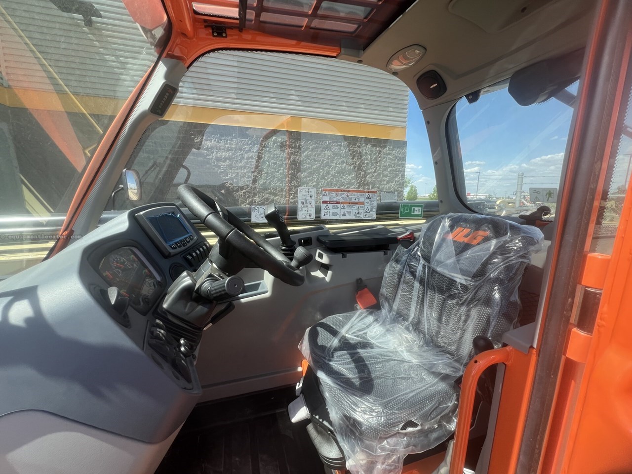 2023 JLG AG832 Image 5