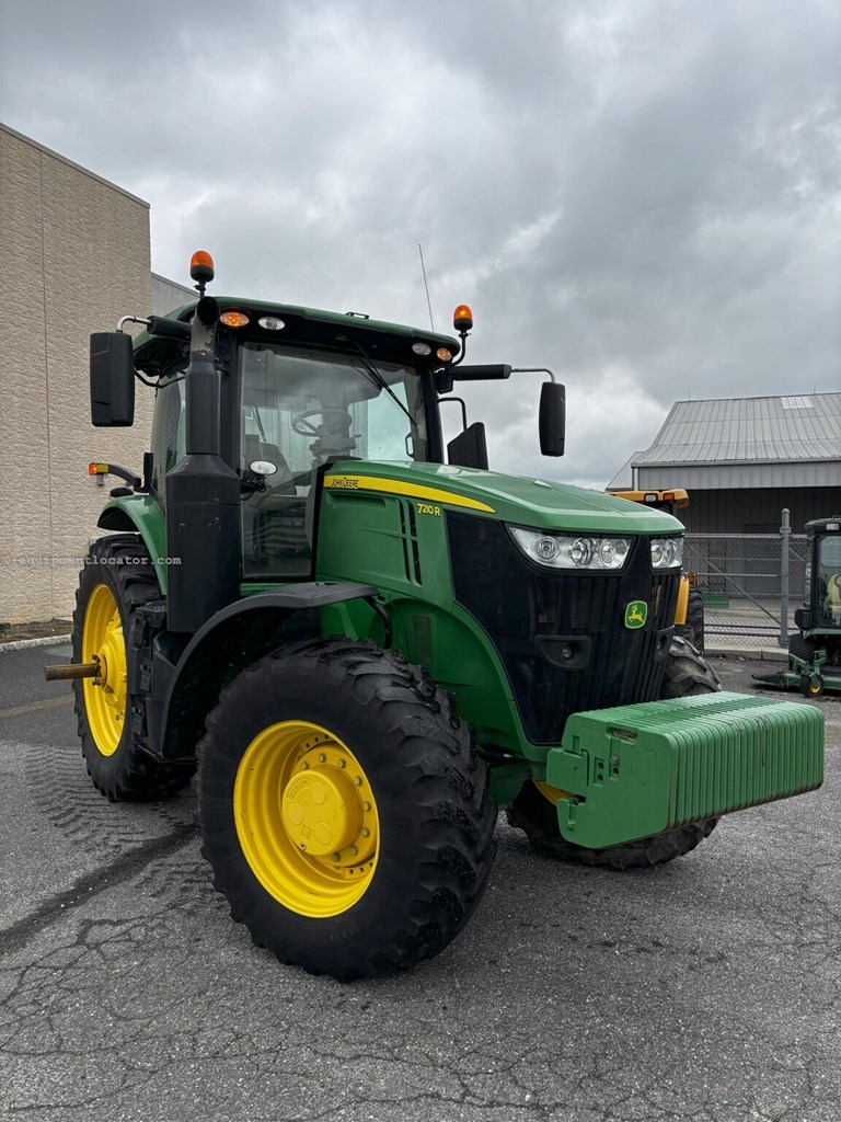2017 John Deere 7210R Image 2