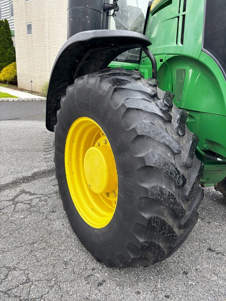2017 John Deere 7210R Image 4