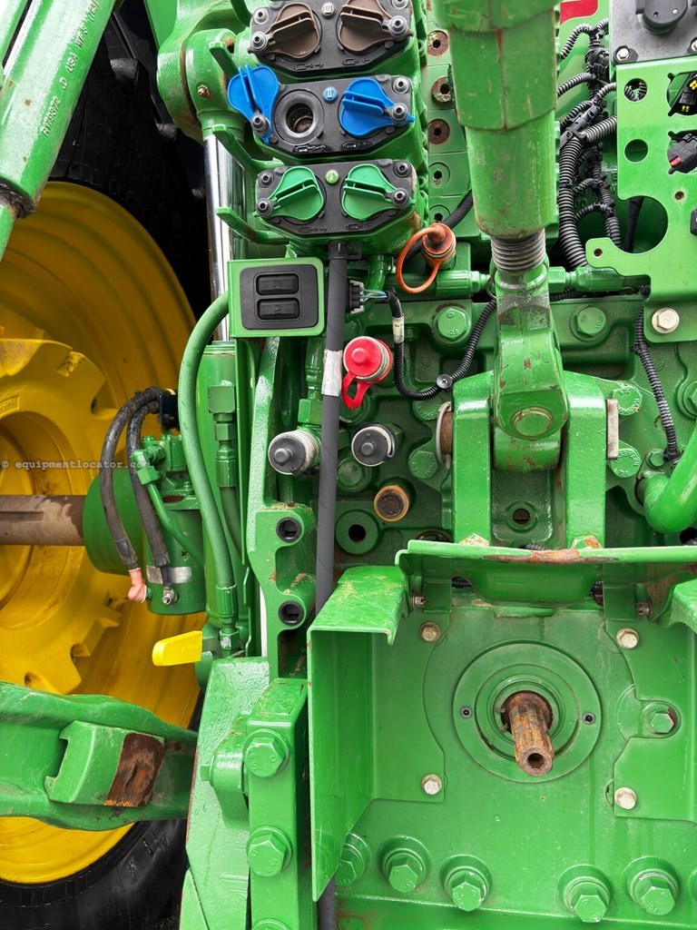 2017 John Deere 7210R Image 10