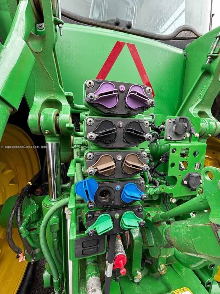 2017 John Deere 7210R Image 11