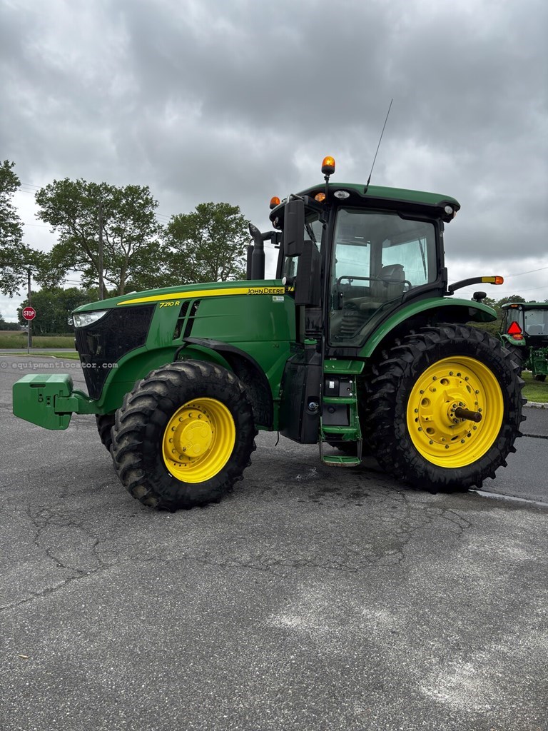 2017 John Deere 7210R Image 14