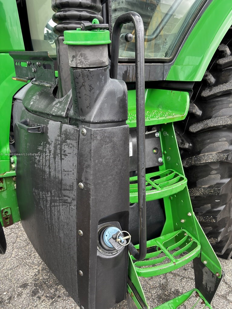 2017 John Deere 7210R Image 16
