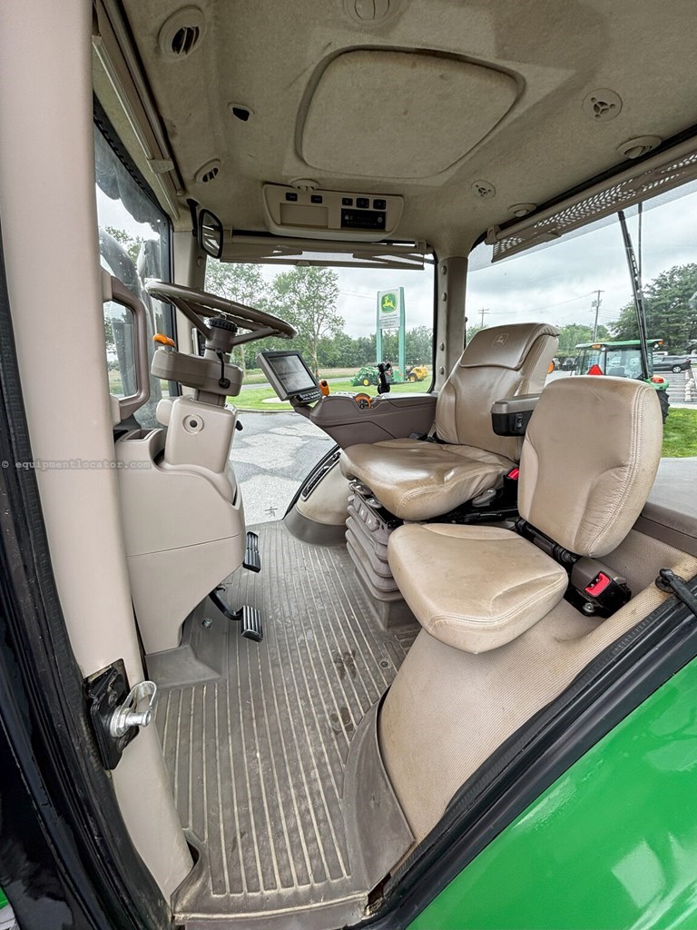 2017 John Deere 7210R Image 17