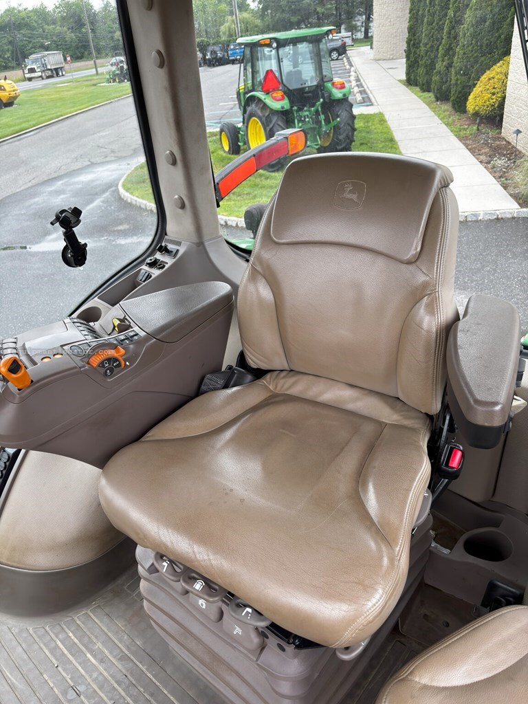 2017 John Deere 7210R Image 18