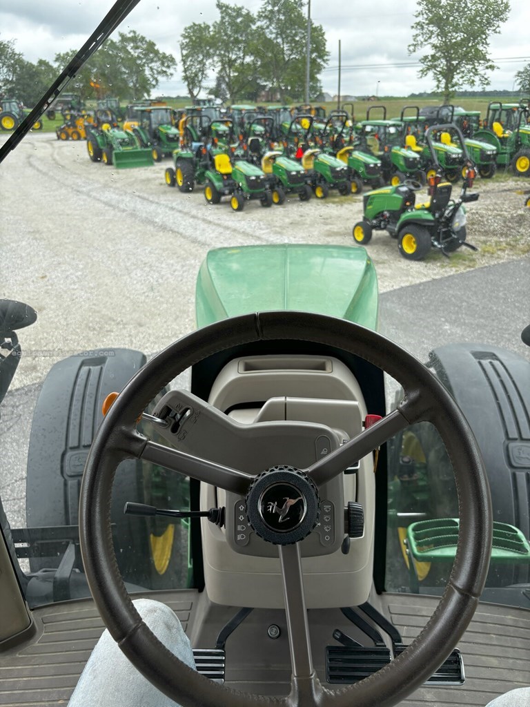 2017 John Deere 7210R Image 24