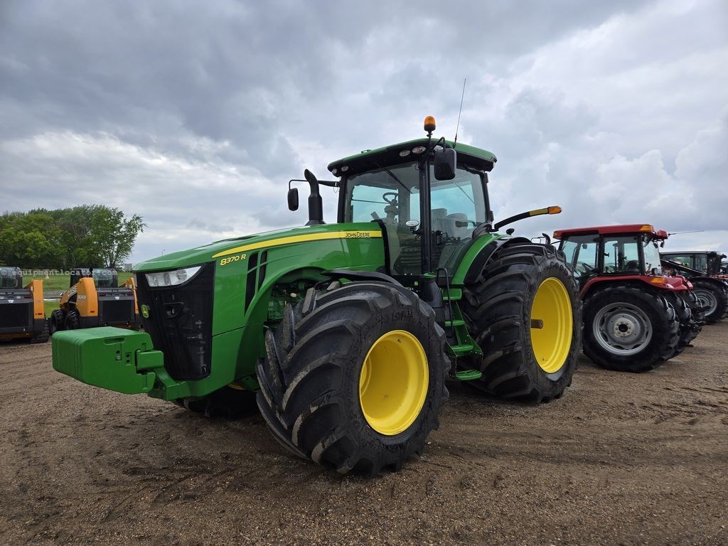 2019 John Deere 8370R Image 2