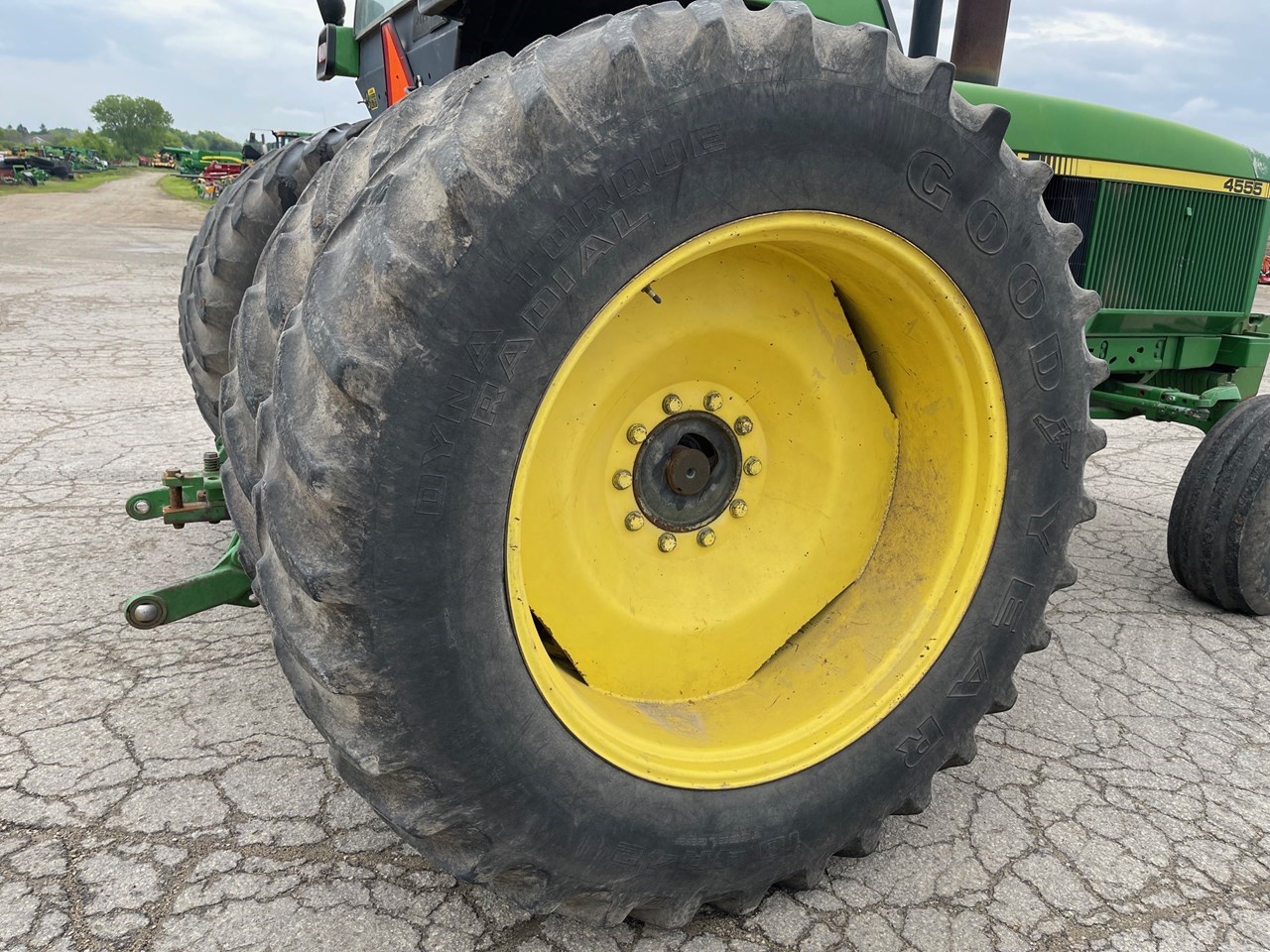 1990 John Deere 4555 Image 4