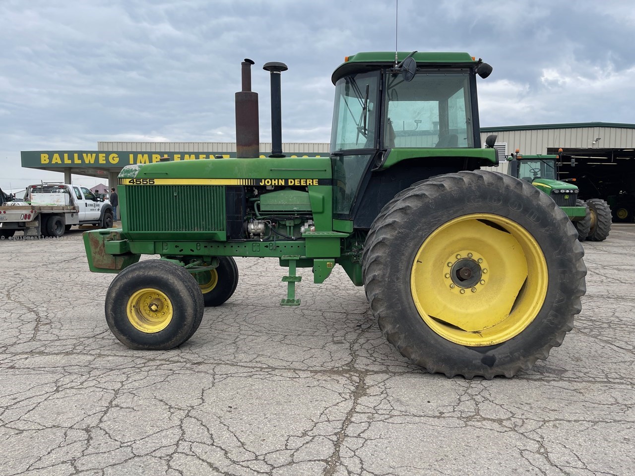 1990 John Deere 4555 Image 8