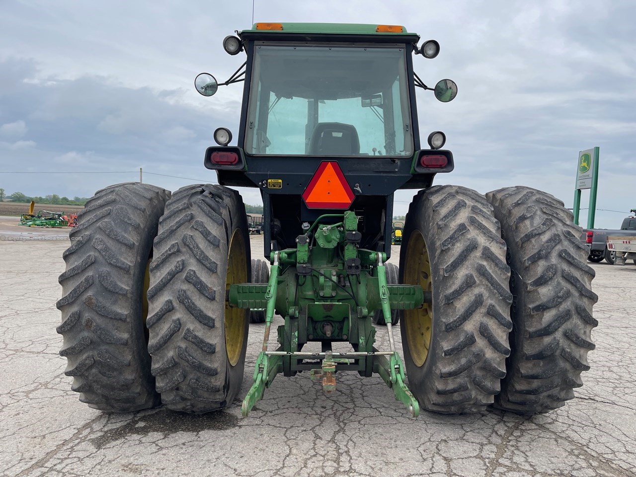 1990 John Deere 4555 Image 9