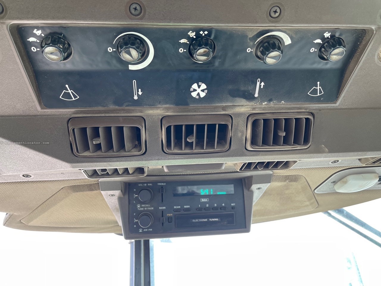 1990 John Deere 4555 Image 16