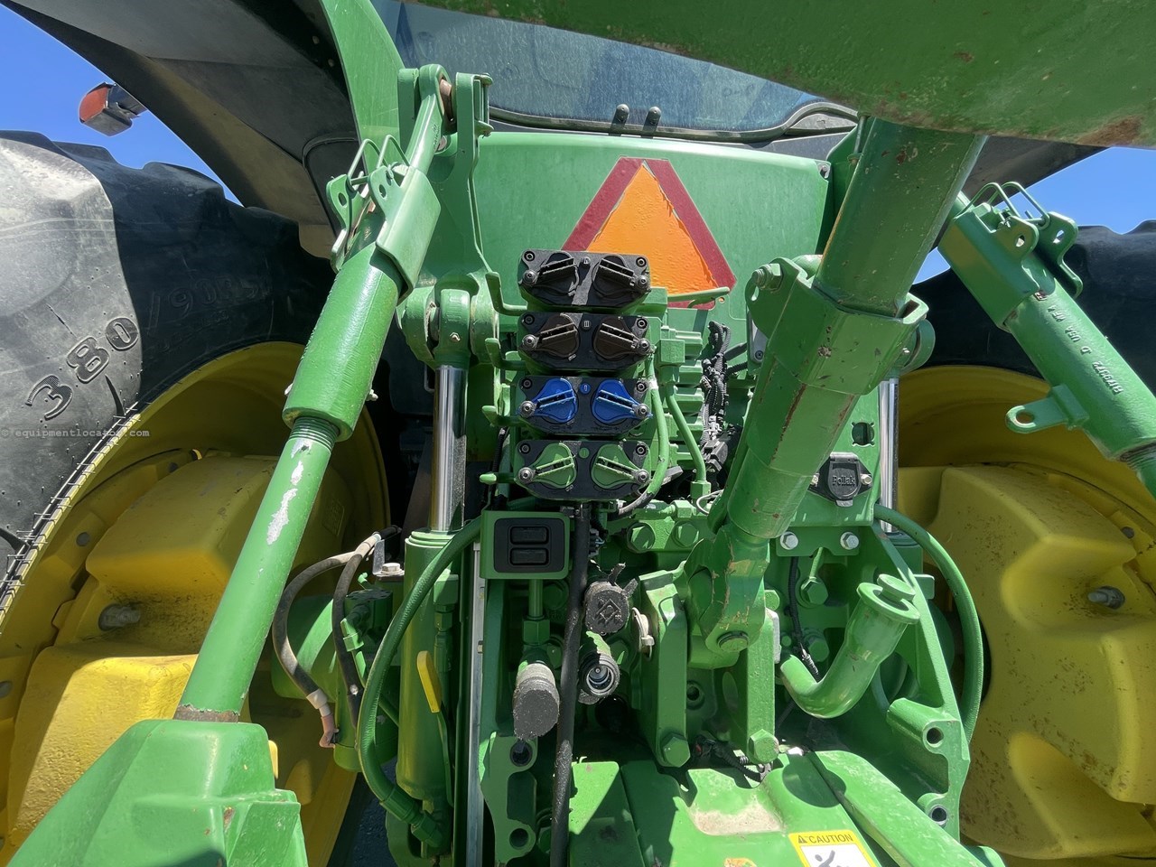 2012 John Deere 7215R Image 17