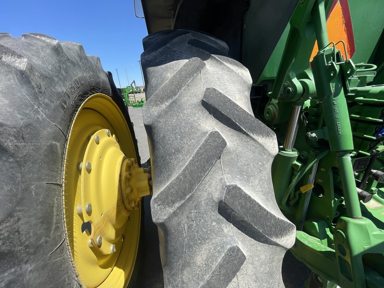 2012 John Deere 7215R Image 21
