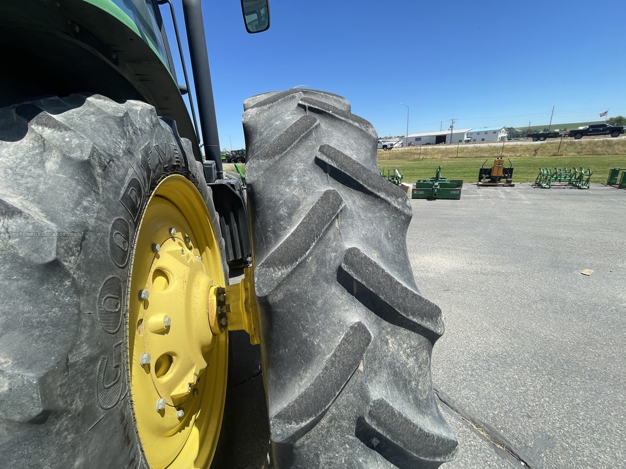 2012 John Deere 7215R Image 24