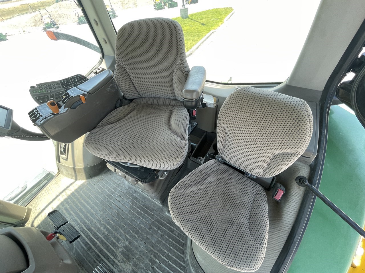 2012 John Deere 7215R Image 31