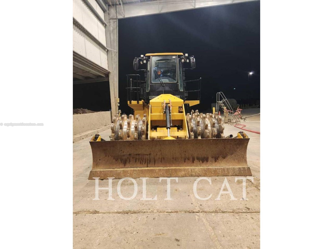 2023 Caterpillar 815 Image 3