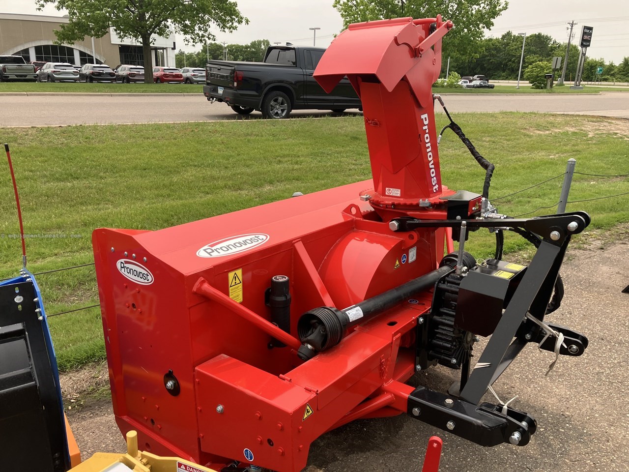 2024 Pronovost P-922 DUAL AUGER 5M/6M Snowblower Image 4