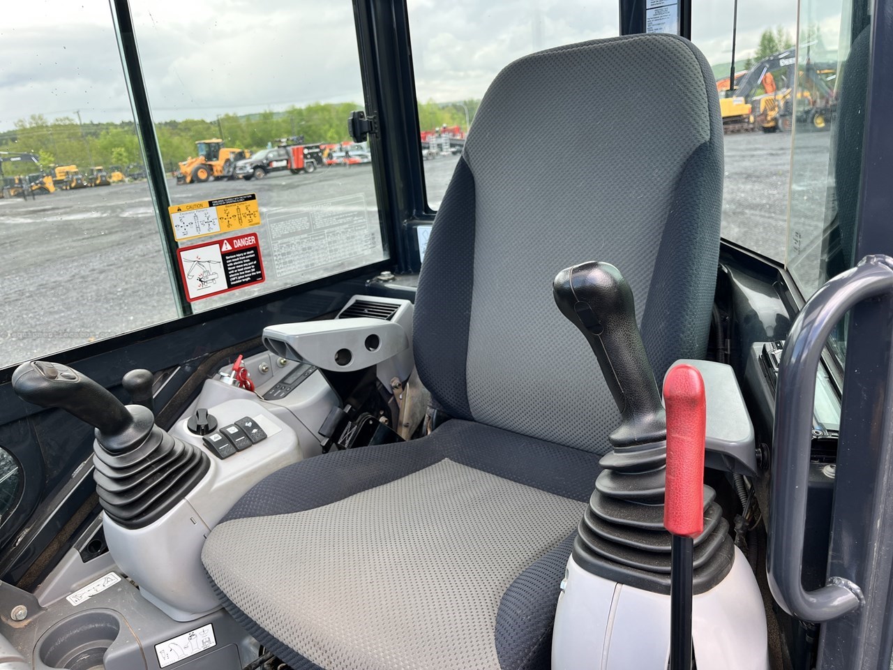 2018 John Deere 35G Image 23