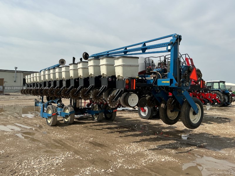 2003 Kinze 3600 Image 2