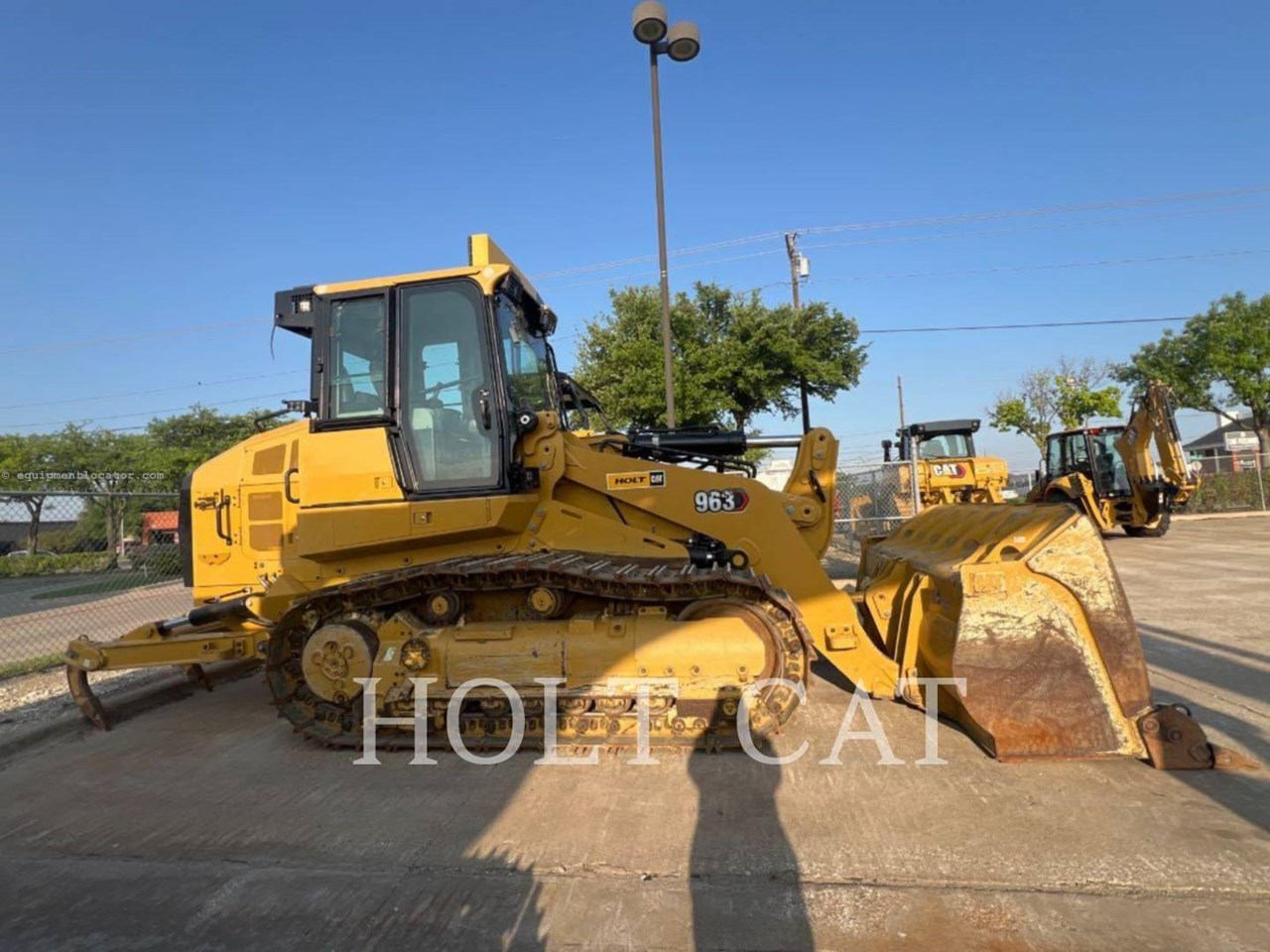 2023 Caterpillar 963 Image 2