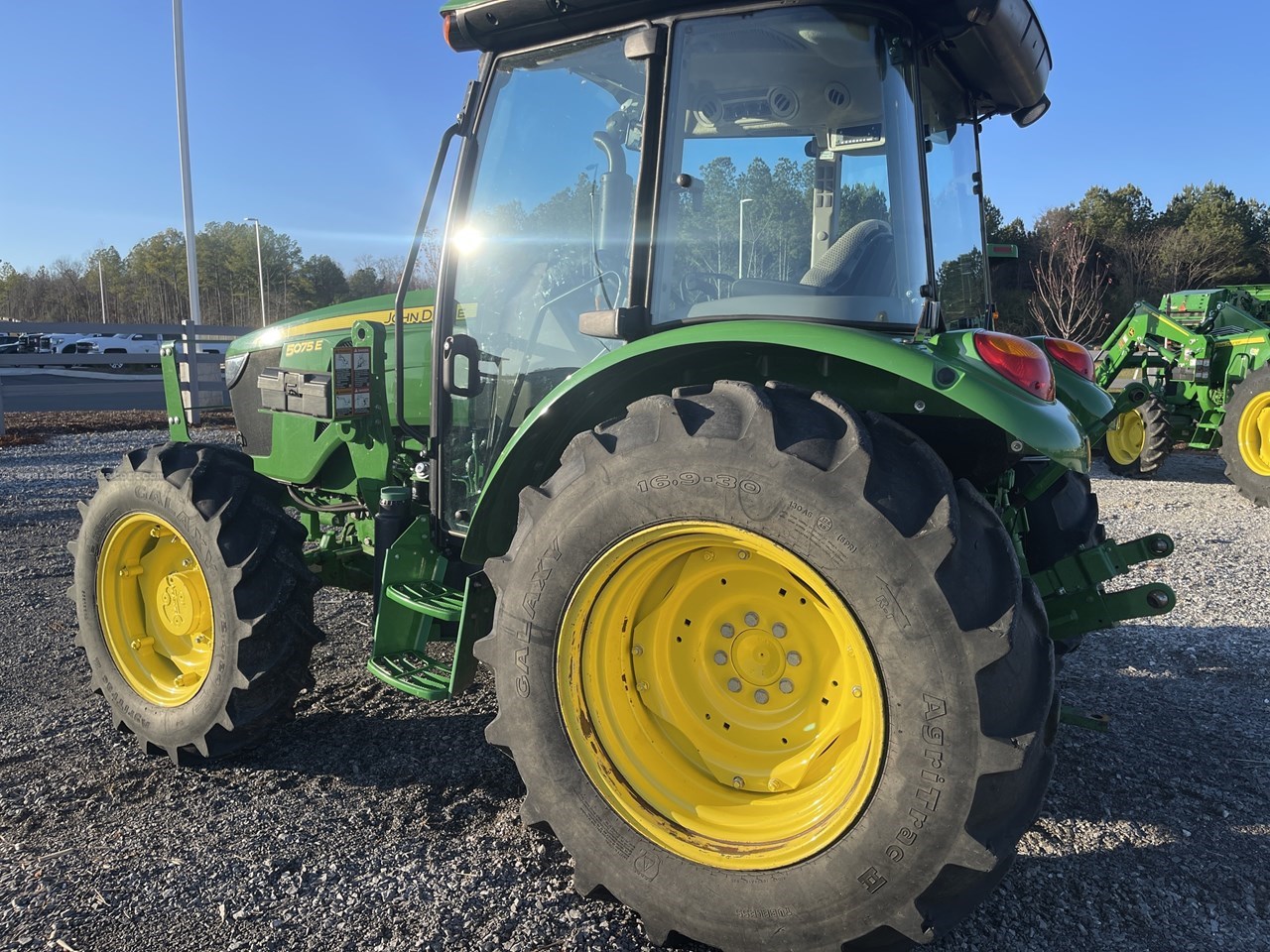 2023 John Deere 5075E Image 3