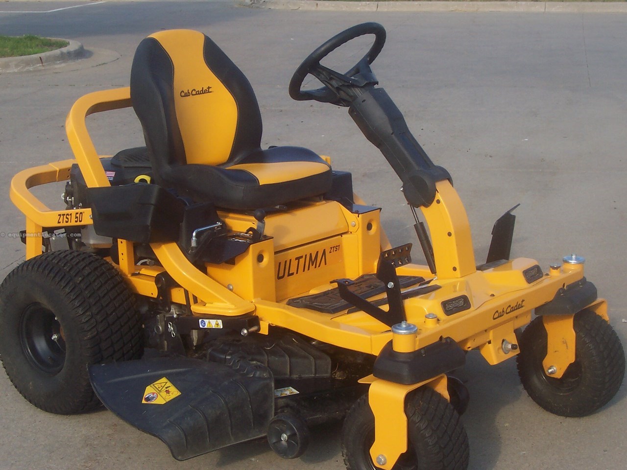 2023 Cub Cadet Ultima ZTS1-50 Image 6