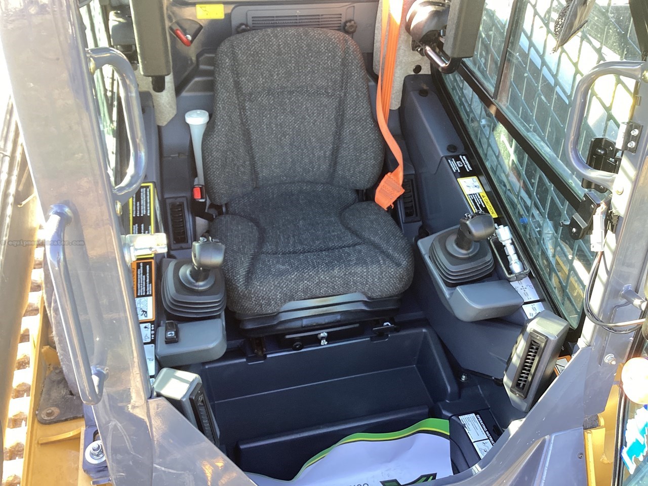 2020 John Deere 333G Image 10