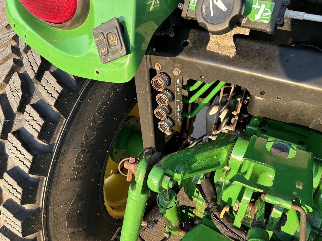 2015 John Deere 4066R Image 10