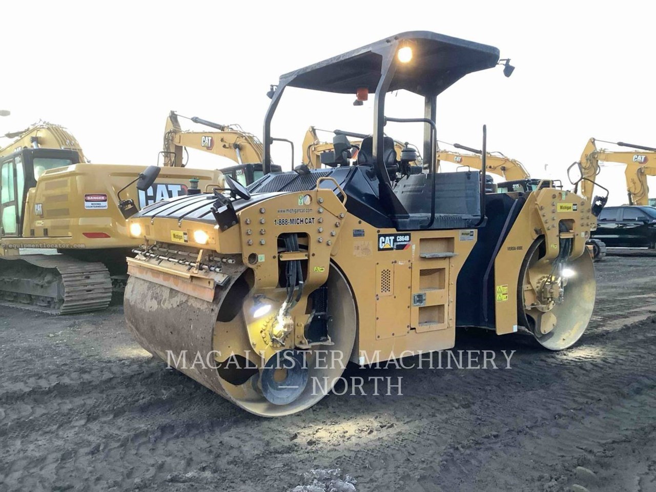 2015 Caterpillar CB64B Image 10