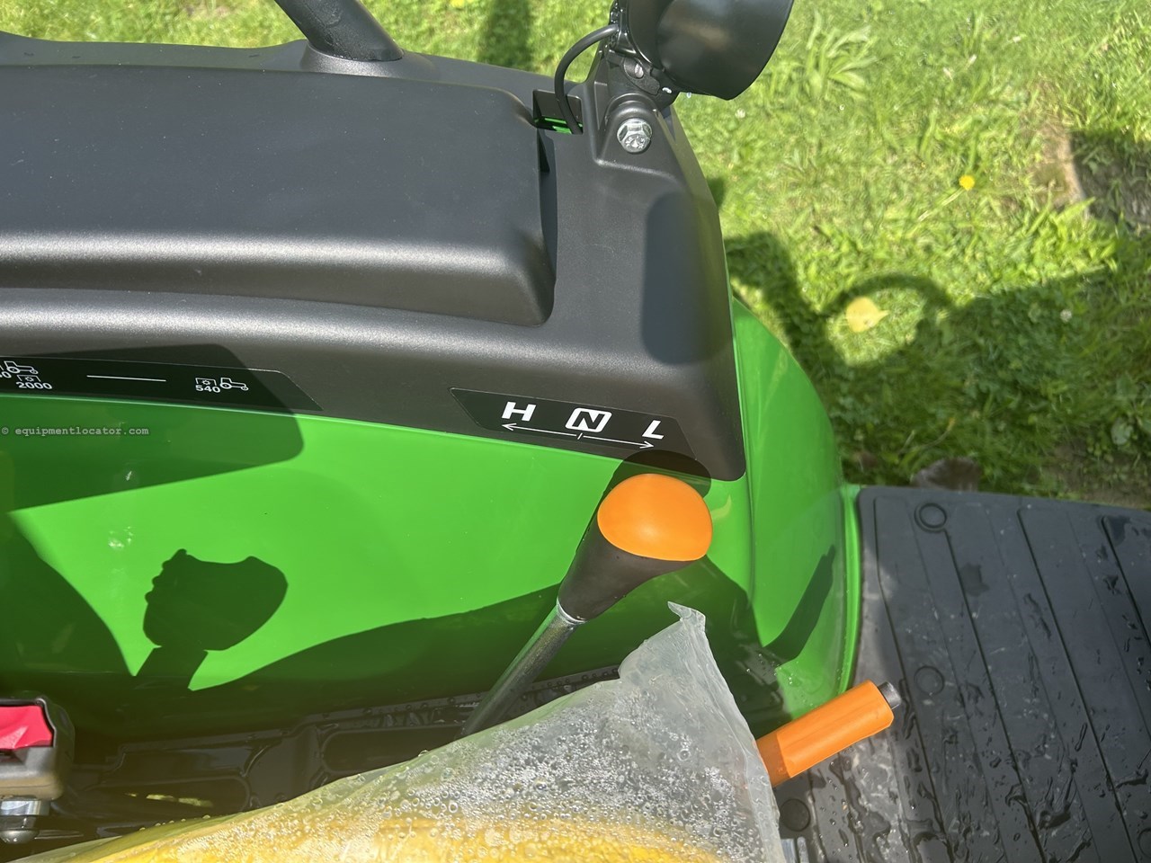 2025 John Deere 2032R Image 10