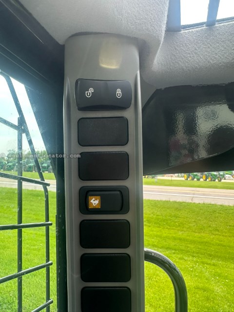 2025 New Holland L320 Image 16