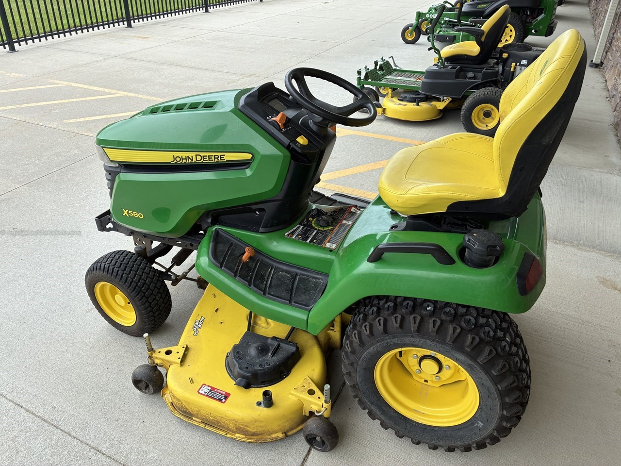 2021 John Deere X580 Image 10