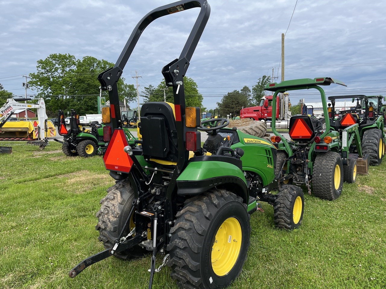 2021 John Deere 2025R Image 4