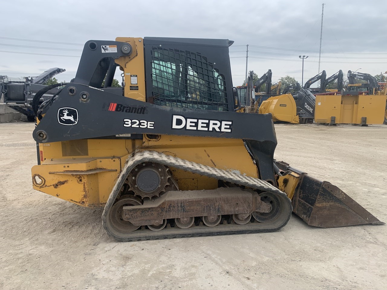 2015 John Deere 323E Image 4