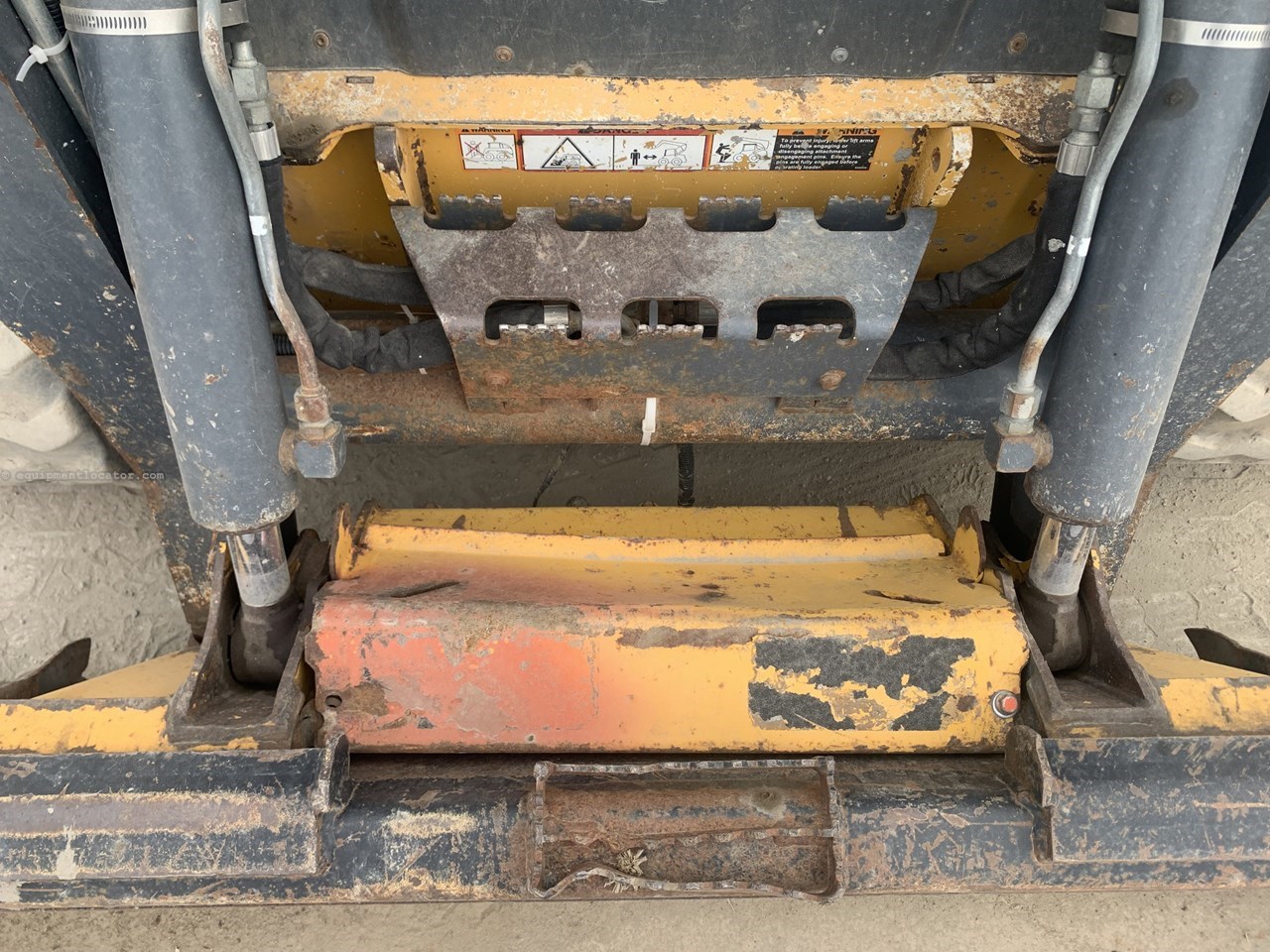 2015 John Deere 323E Image 10