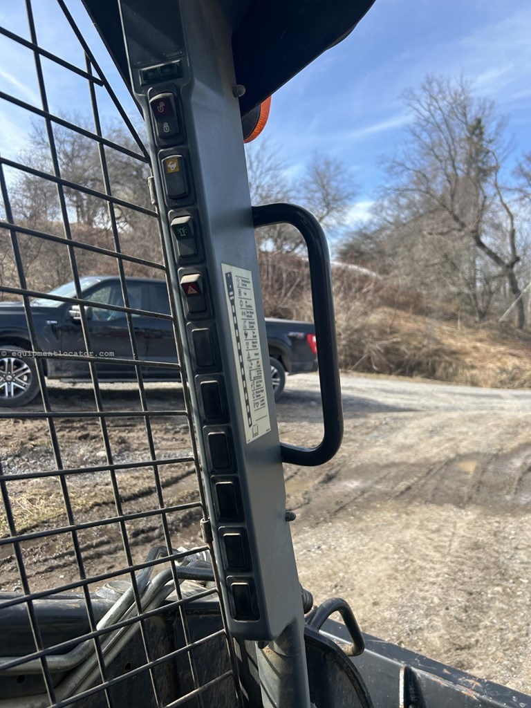 2011 New Holland L225 Image 4