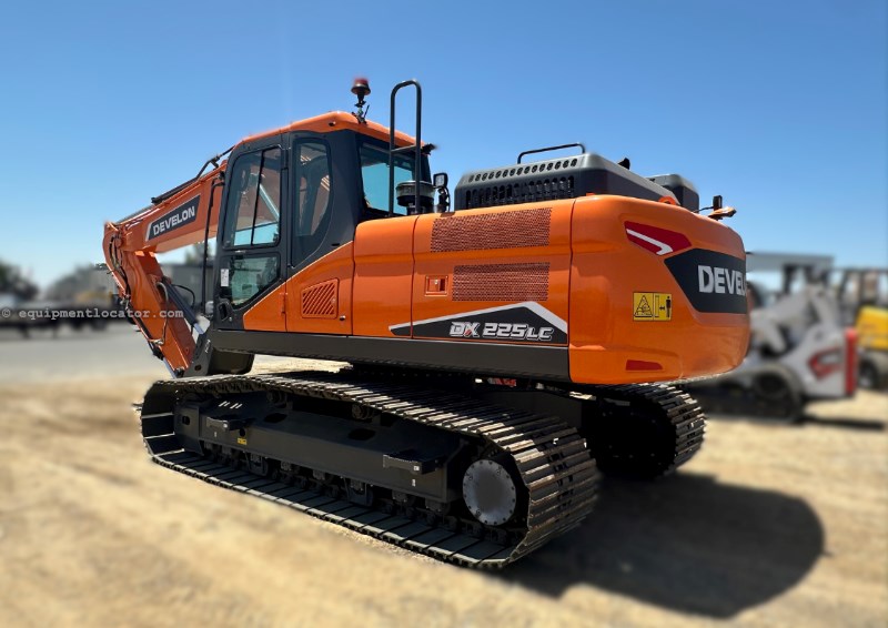 2025 Develon DX225LC-7 CAB Image 4