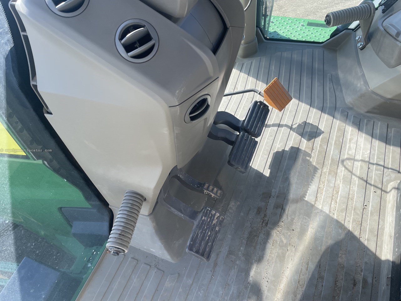 2024 John Deere 8R 250 Image 32