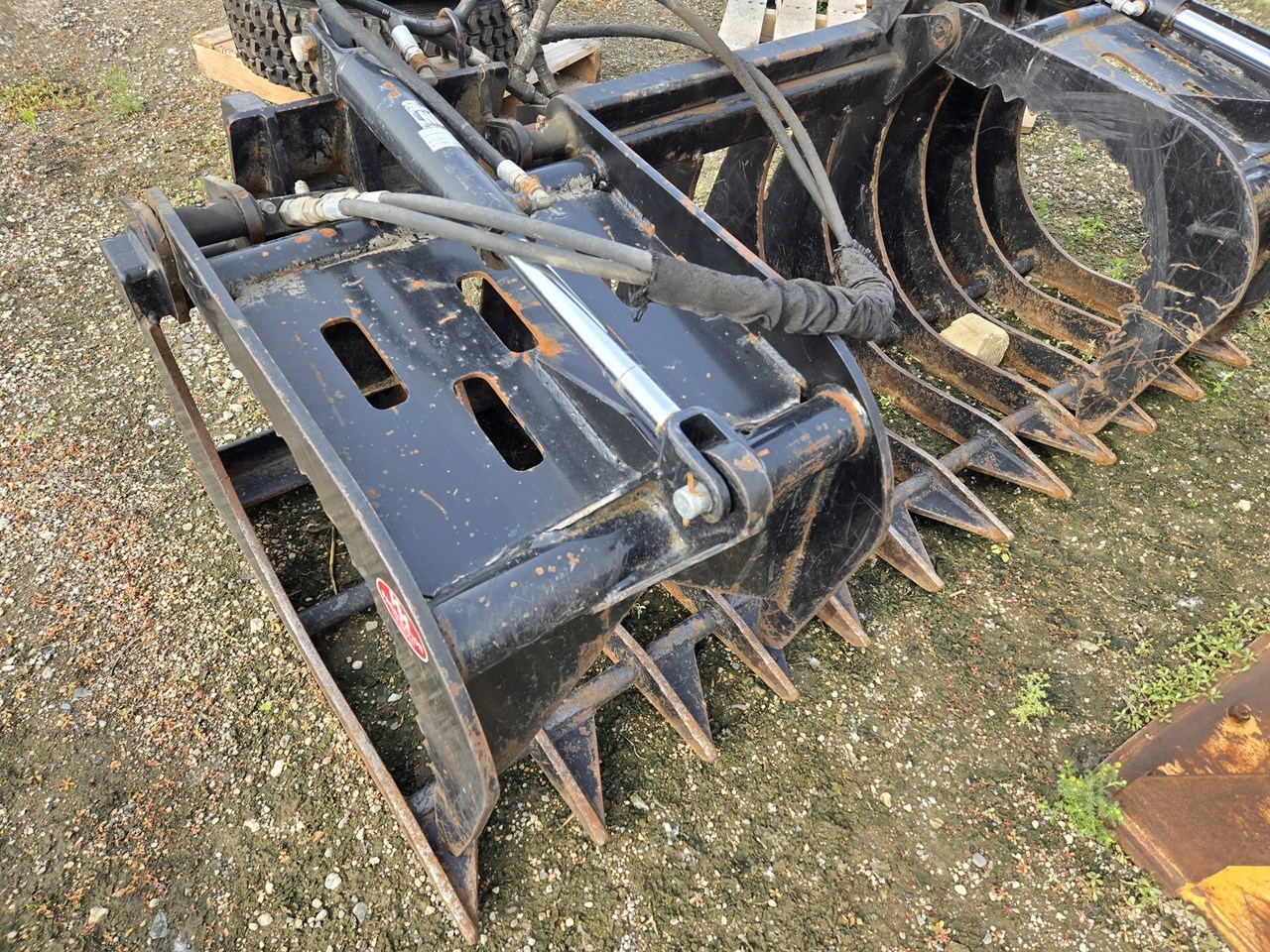 2019 H & H H&H 70" Grapple Image 1