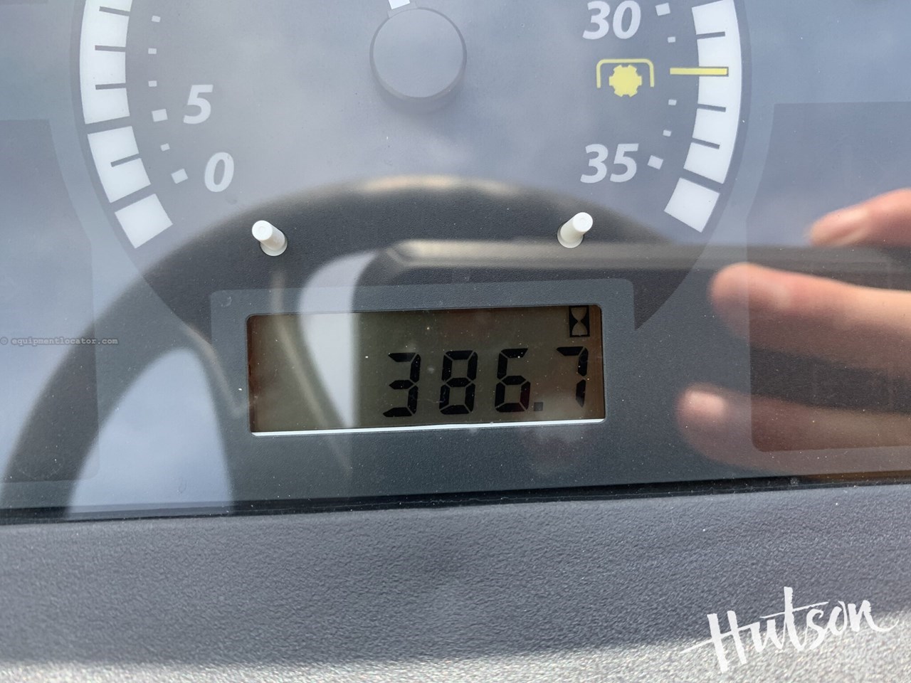 2017 John Deere 1025R Image 10