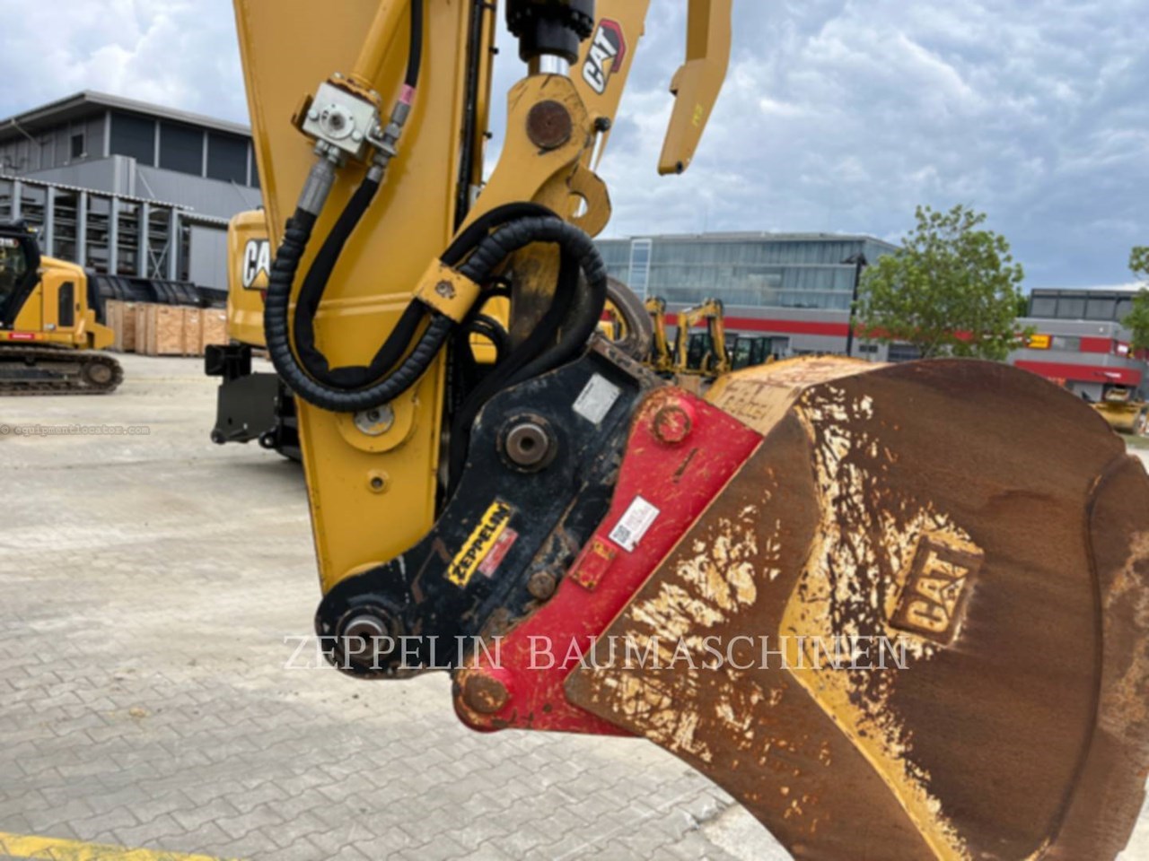 2020 Caterpillar 325FL Image 10