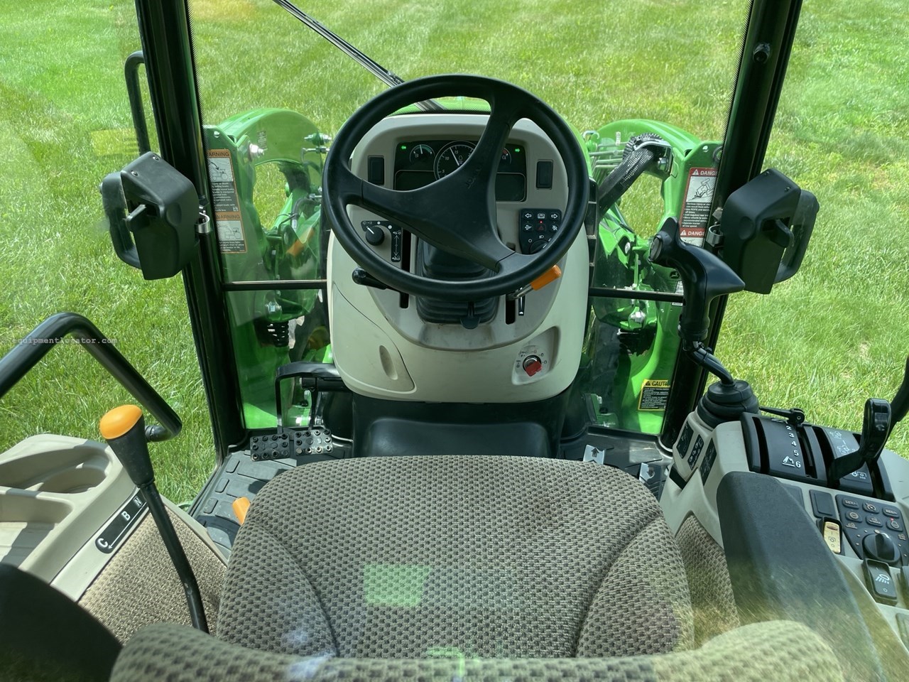 2023 John Deere 3046R Image 10