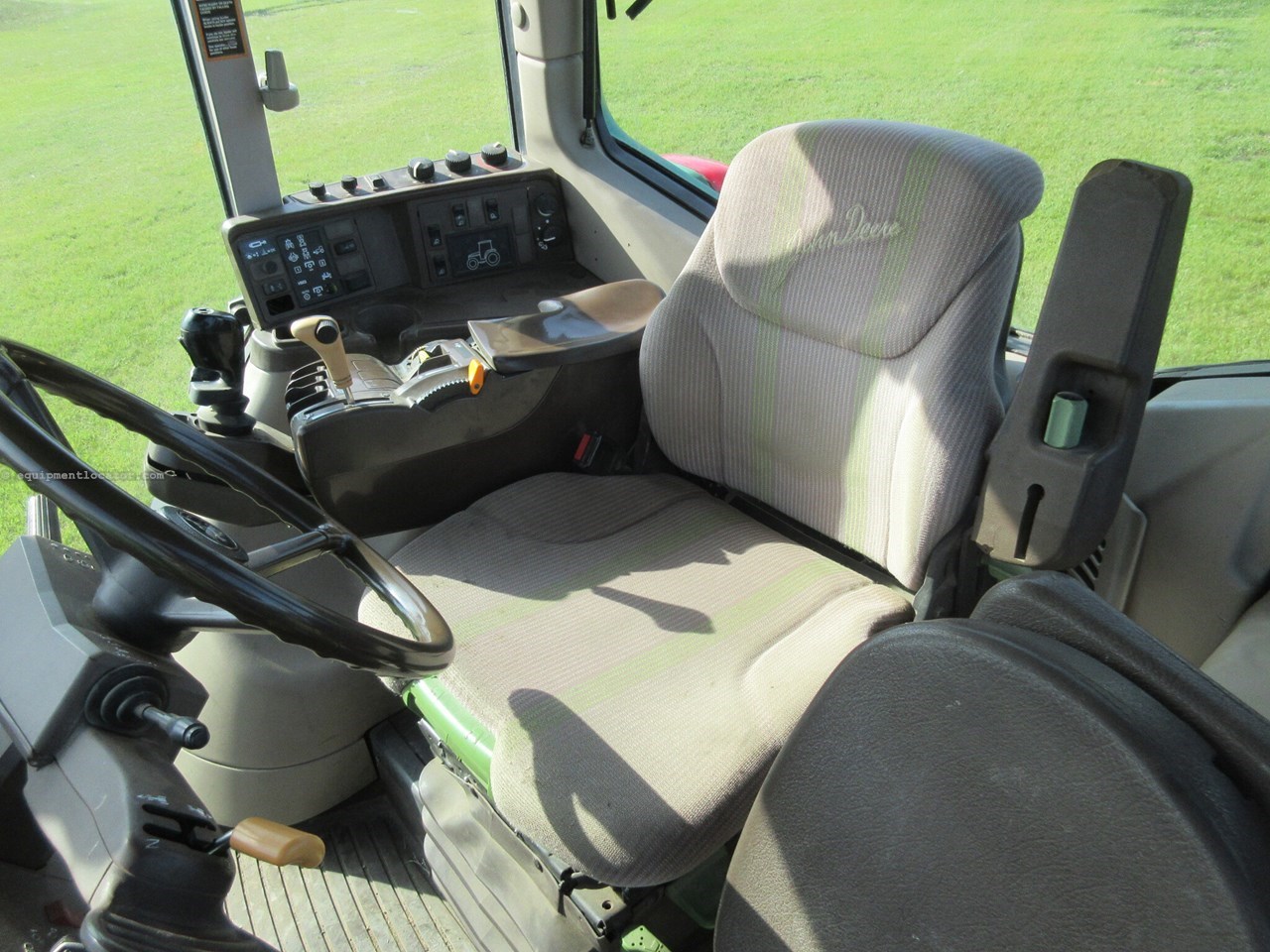 2003 John Deere 7320 Image 10