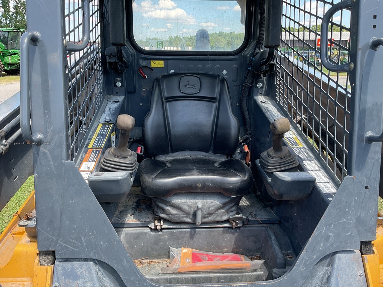 2017 John Deere 332G Image 10