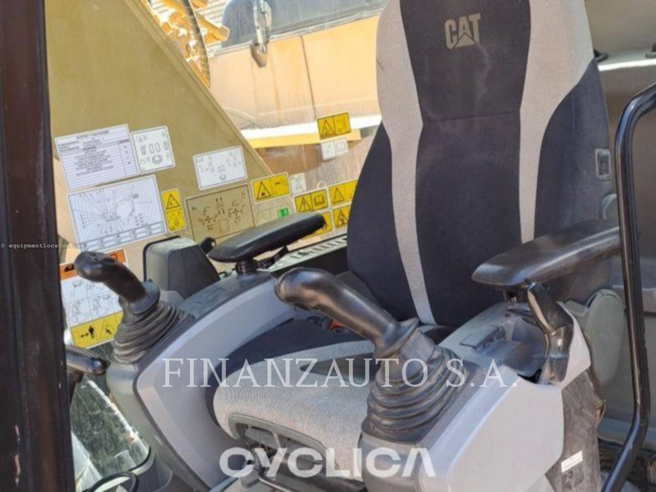 2015 Caterpillar 320EL IHC LANE 1 Image 10